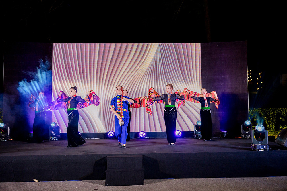 man-hinh-led-100-inch-200-inch-300-inch-400-inch-500-inch5-2